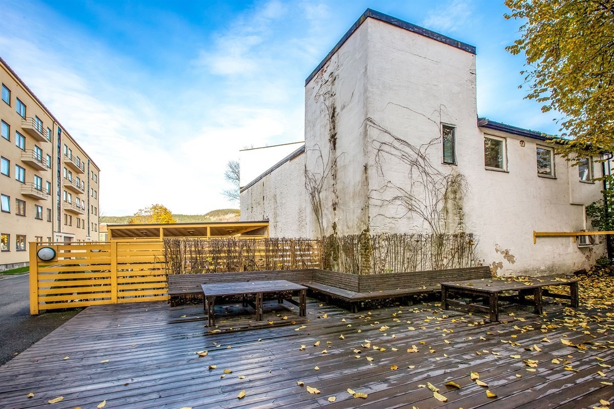 Hyggelig gårdsrom med benker og sittegrupper Galleribilde