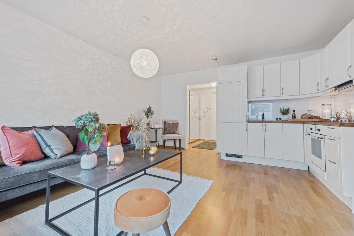 Lys og trivelig stue med fin plass til spiseplass. Galleribilde