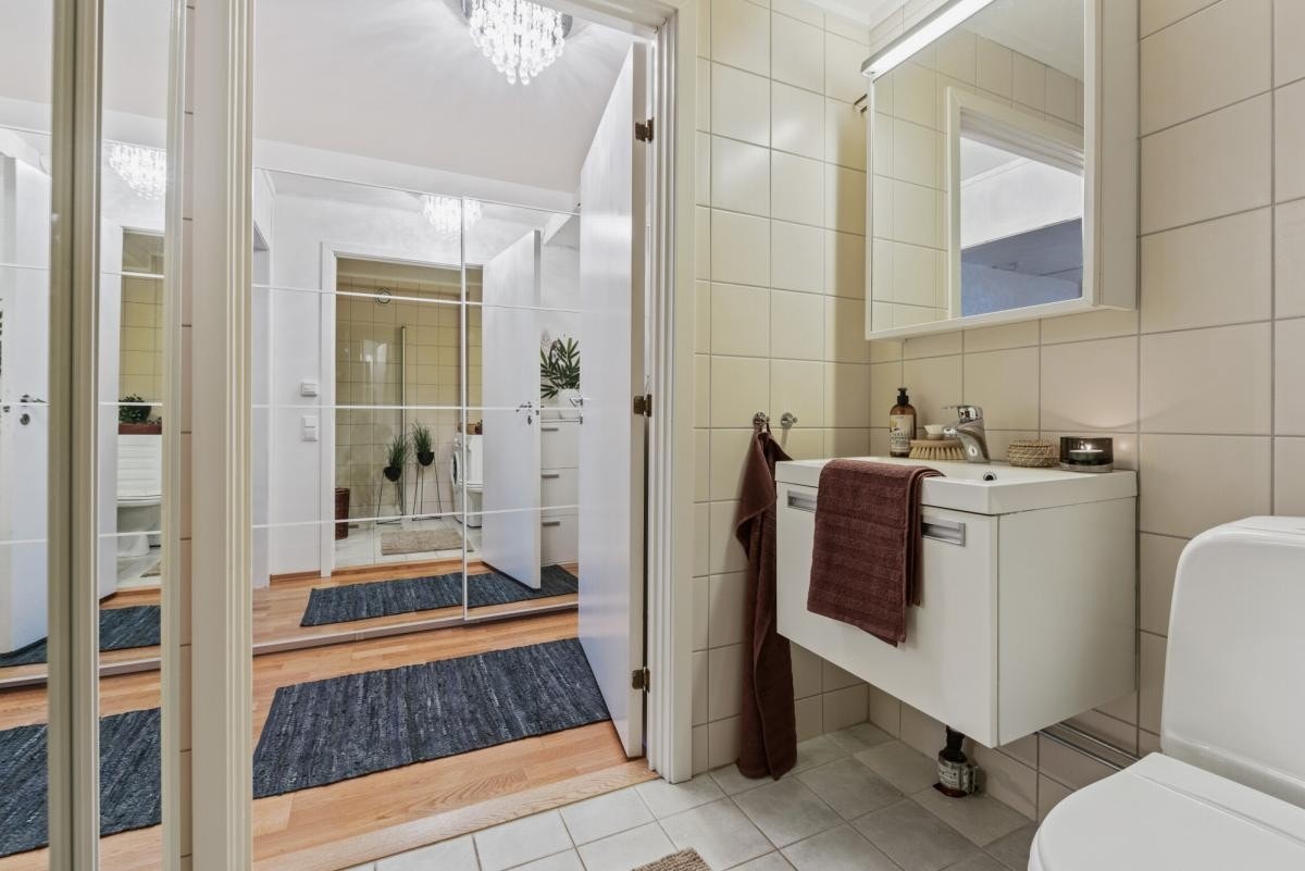 Pent flislagt bad med varmekabler. Galleribilde