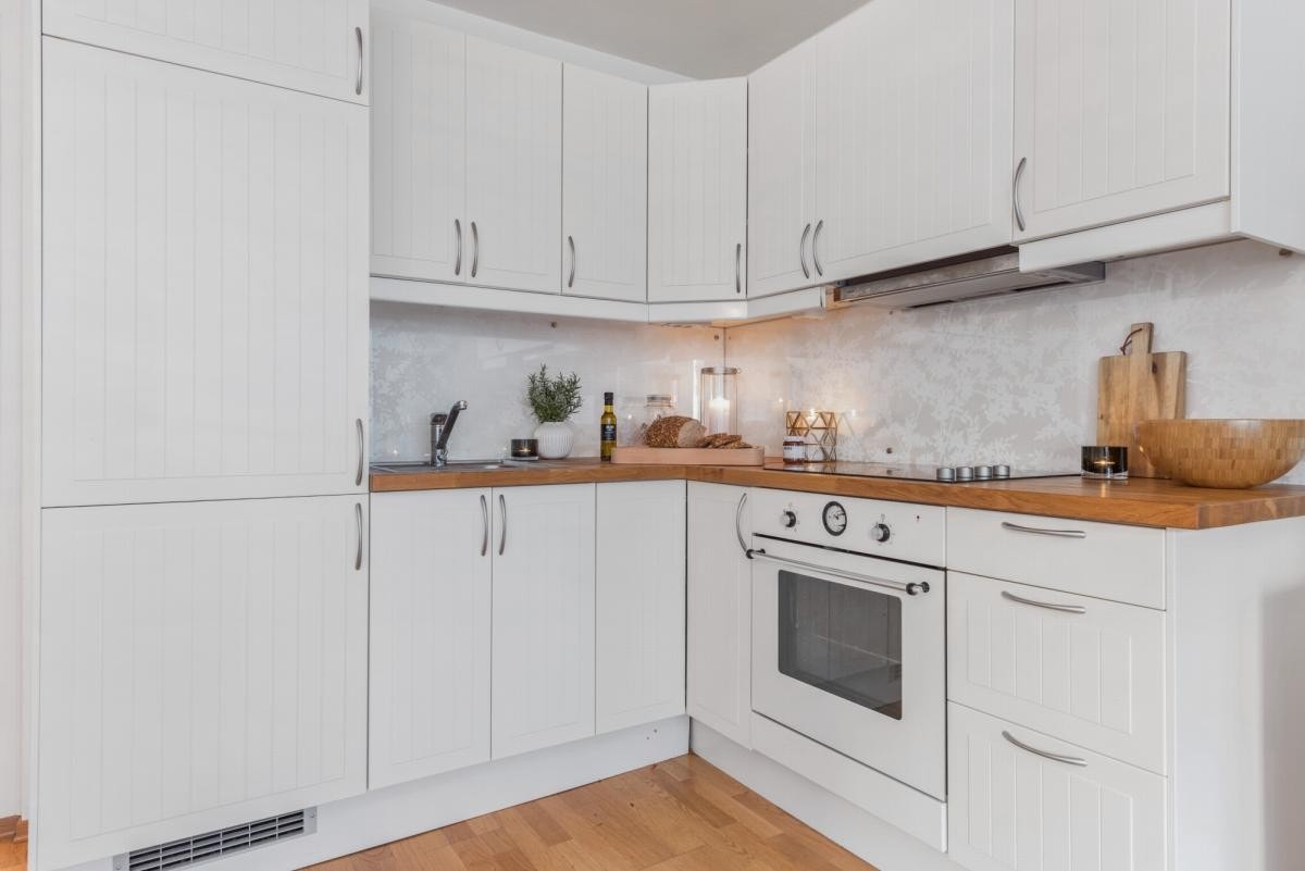 Åpen fin kjøkkenløsning med god skapplass. Galleribilde