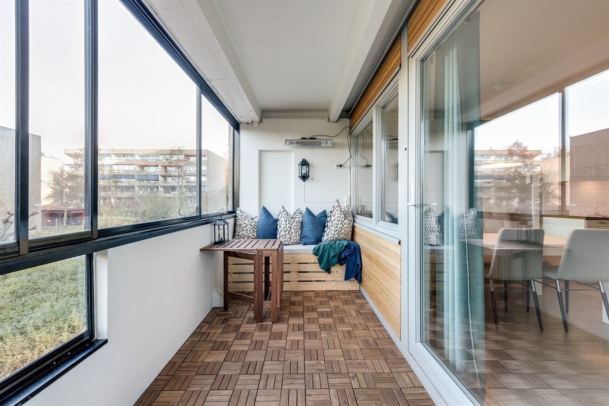 Balkongen på ca. 11 kvm har godt med plass til utemøbler, og den er både overbygd og innglasset Galleribilde