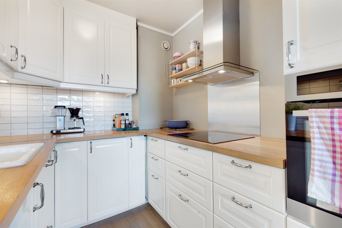 Det er godt med både skap- og benkeplass Galleribilde