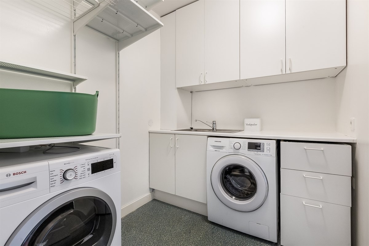 Meget praktisk vaskerom med opplegg for vaskemaskin og tørketrommel Galleribilde