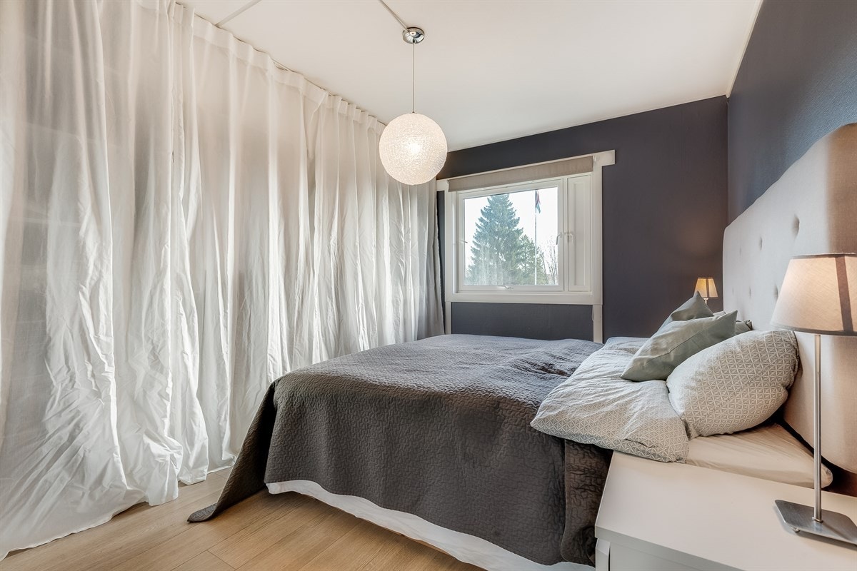 Hovedsoverommet er romslig og har en stor garderobeløsning med plass til alt Galleribilde