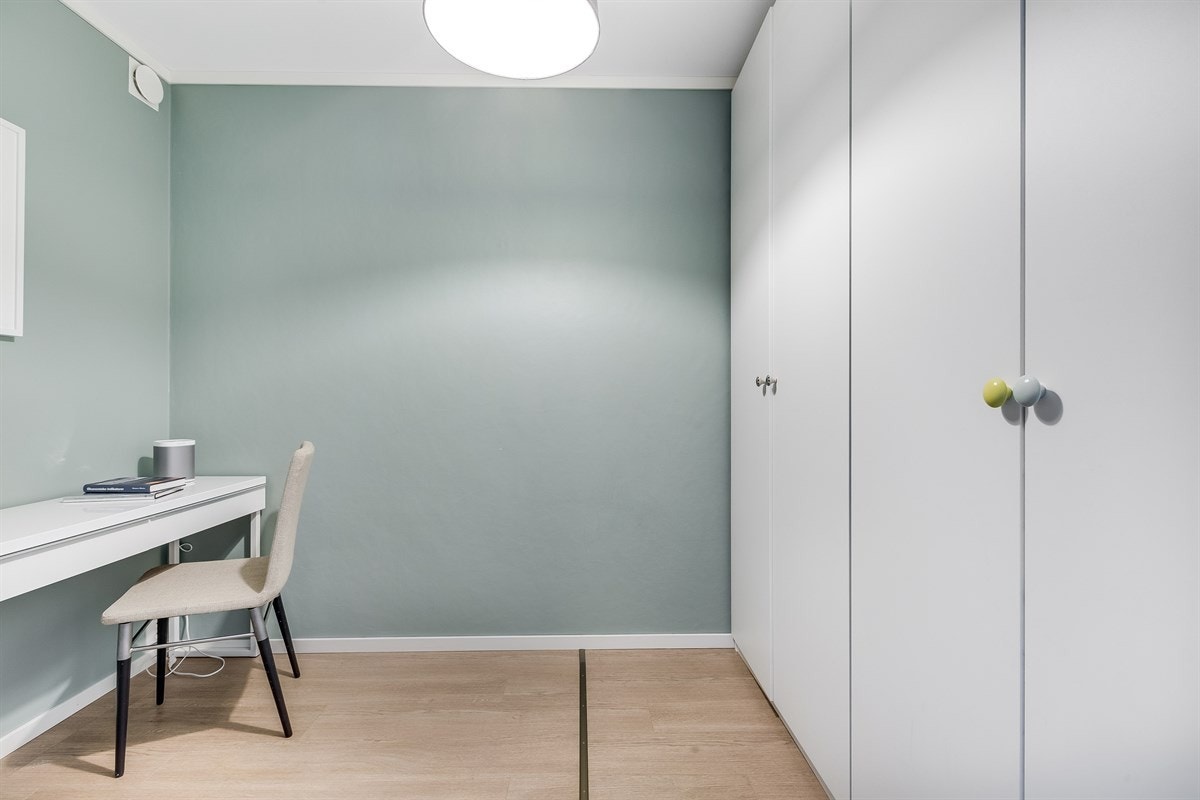 Det er også et disponibelt rom som har mange bruksmuligheter; Barnerom, kontor, lekerom, treningsrom, walk in closet eller bare en bod om man ønsker det. Galleribilde