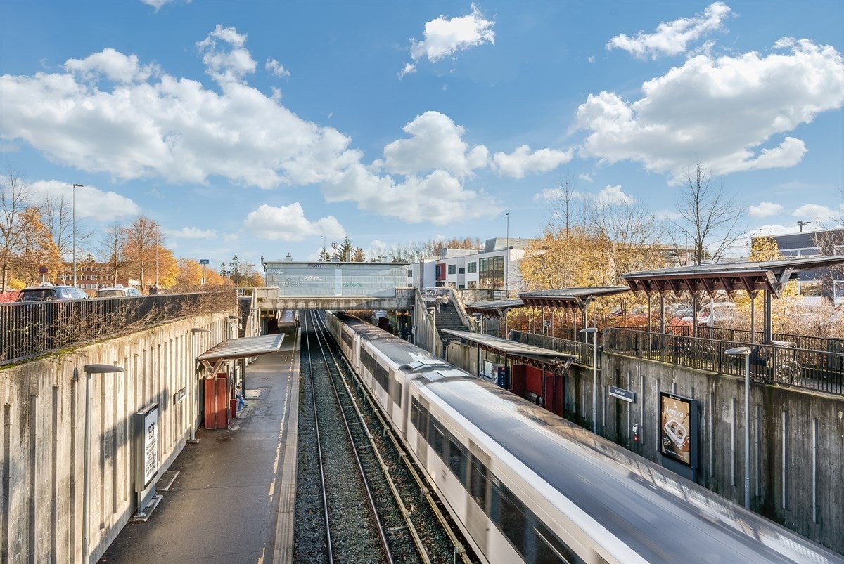 Kort gangvei til T-bane og buss. Galleribilde