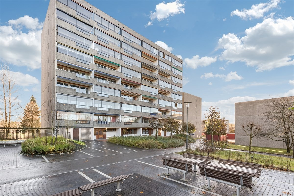 Fasade. Det er store bilfrie områder mellom blokkene. Galleribilde