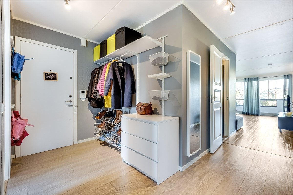 Her kommer du inn i en romslig entré med åpen garderobeløsning Galleribilde