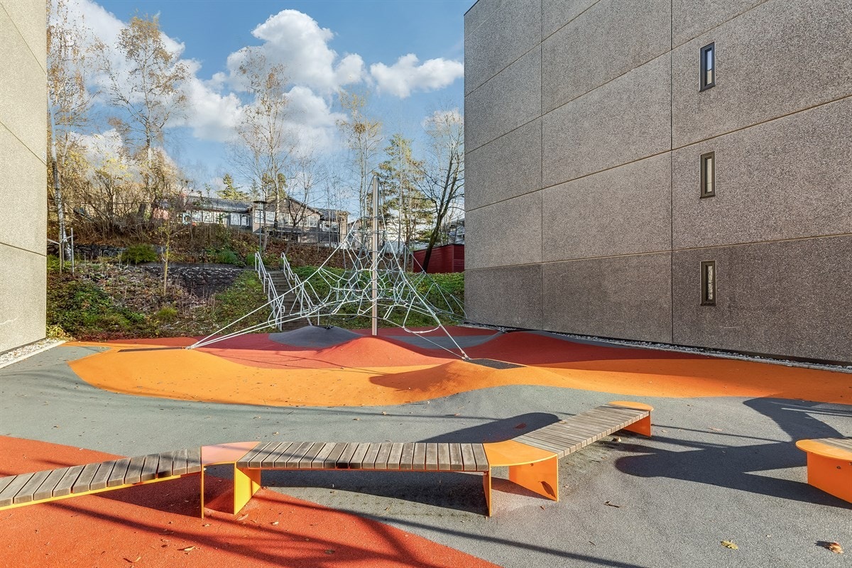 Uteområdene er vesentlig oppgradert i senere år, med flere lekeplasser som her. Galleribilde