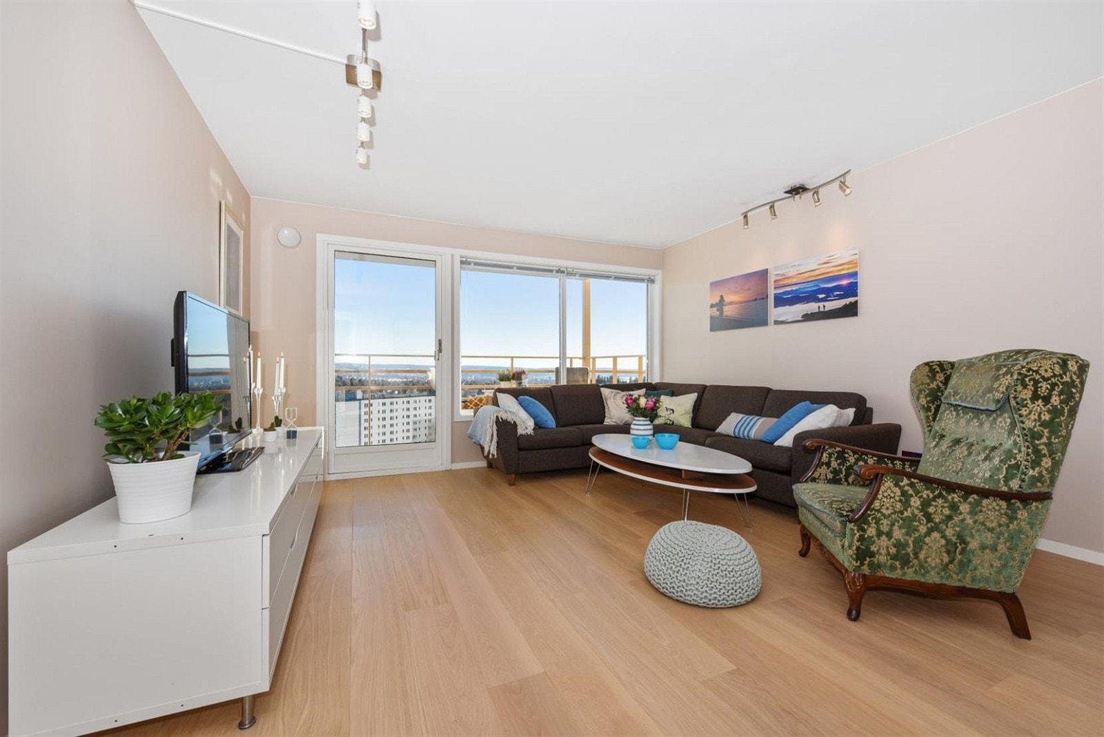 Det er en flott og pen stue som er lys og med utgang til stor sydøstvend balkong. I stuen er det plass til stor sofa, skjenk og lenestol. Galleribilde