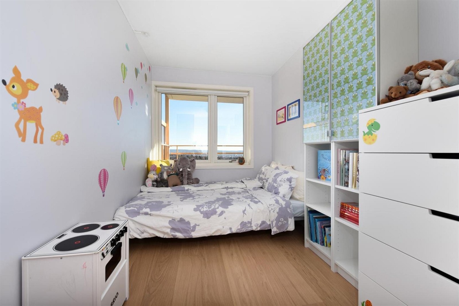 Fint soverom med god plass til seng og skrivebord. Galleribilde