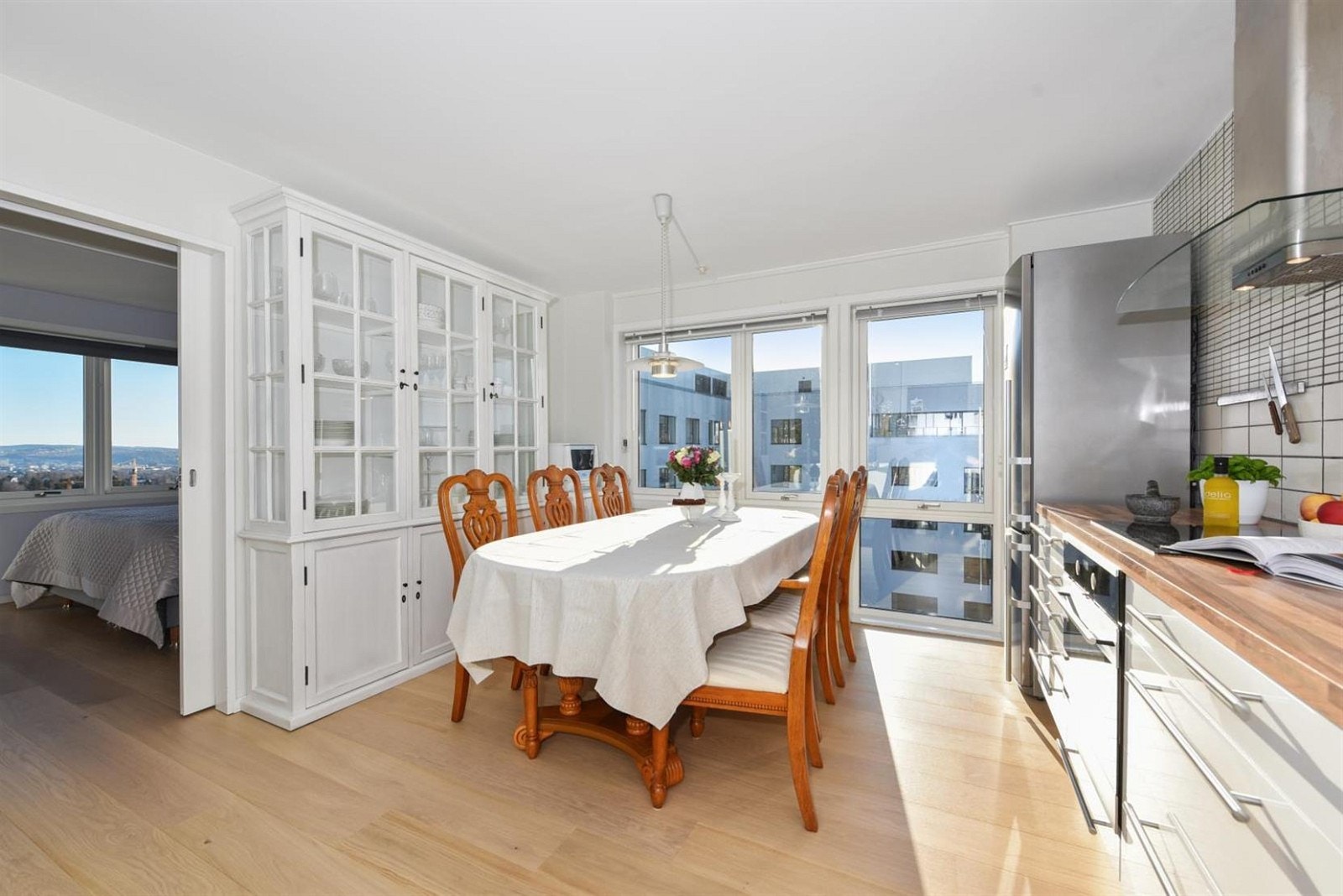 Stort og romslig kjøkken med god plass til stort spisebord. Skyvedør inn til hovedsoverommet. Galleribilde