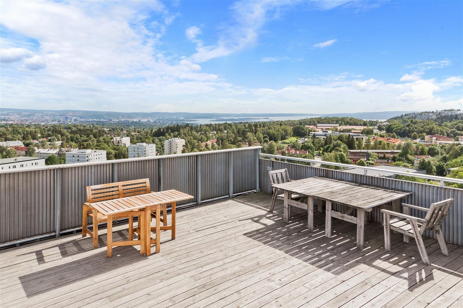 Felles takterrasse i 11. etasje med meget gode solforhold fra morgen til kveld. Galleribilde