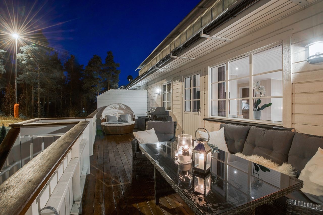 Terrasse 1 - Skjermet vestvendt terrasse med gode solforhold. Lysmast til venstre er i akebakken for barna. Galleribilde