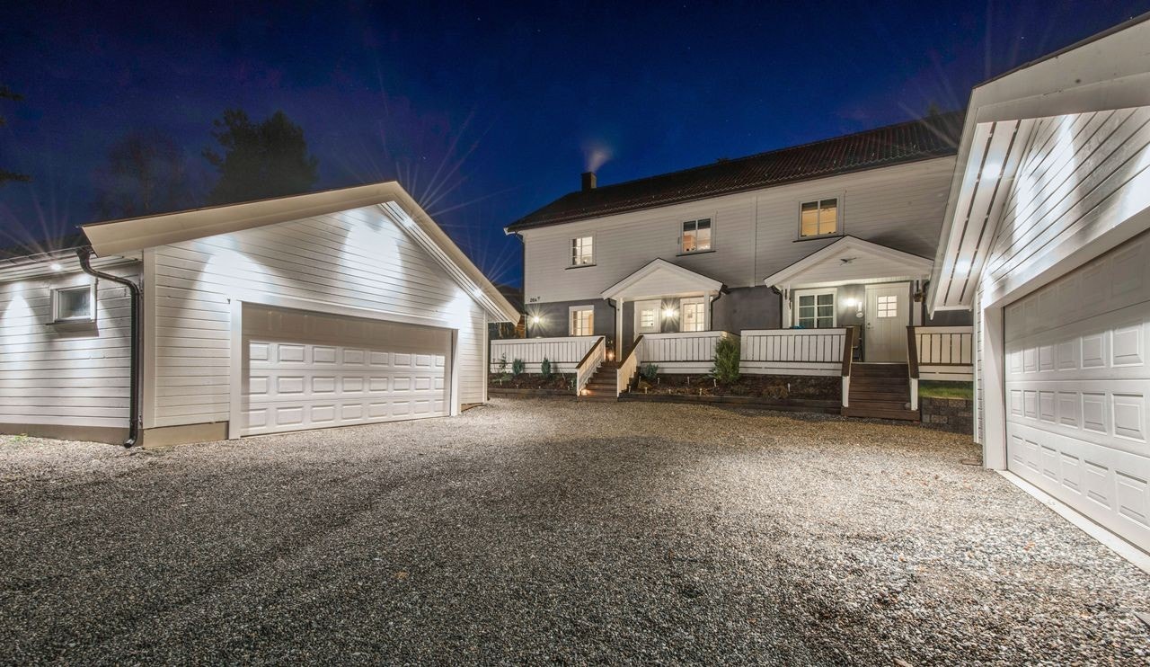 Fasade 1 - Velkommen til Tomteråsvegen 28A (til venstre) med egen stor garasje Galleribilde