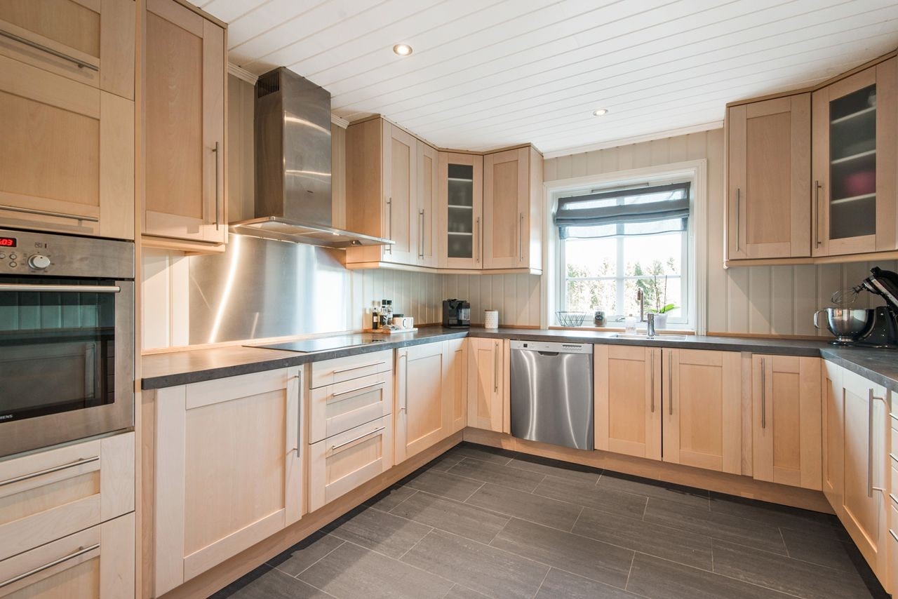 Kjøkken 1 - Innholdsrikt og stort kjøkken med hvitevarer Galleribilde