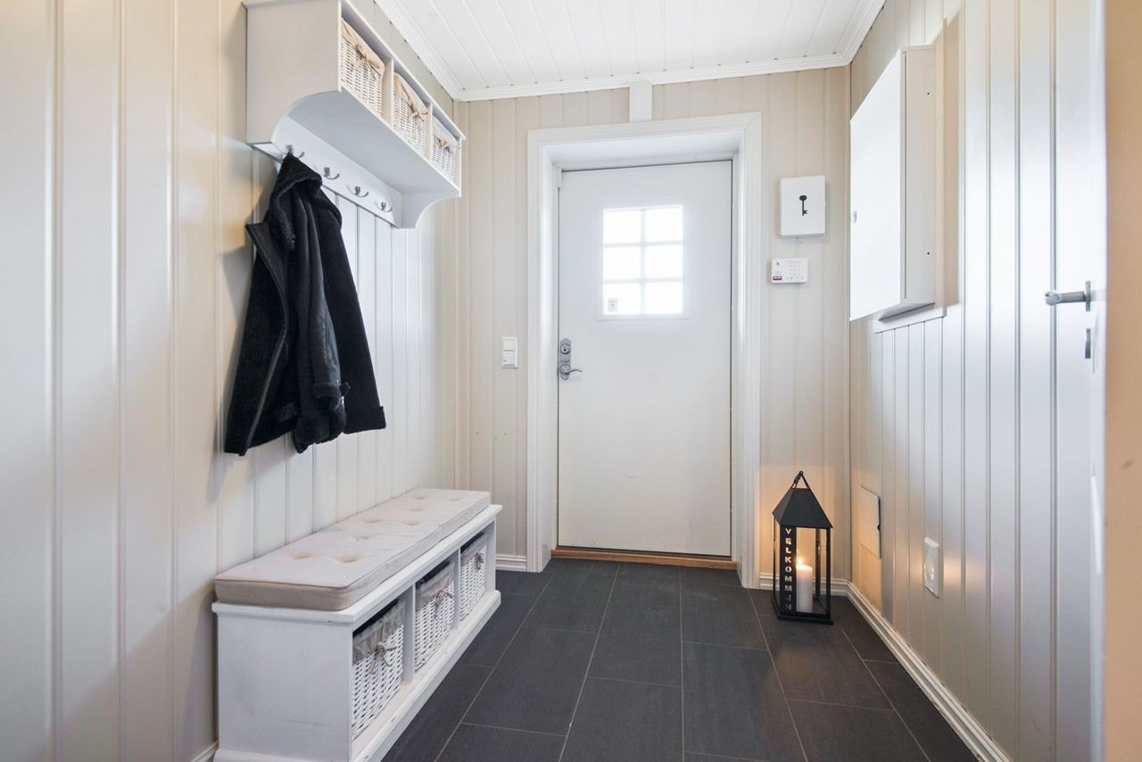 Romslig vindfang med fliser og varmekabler Galleribilde