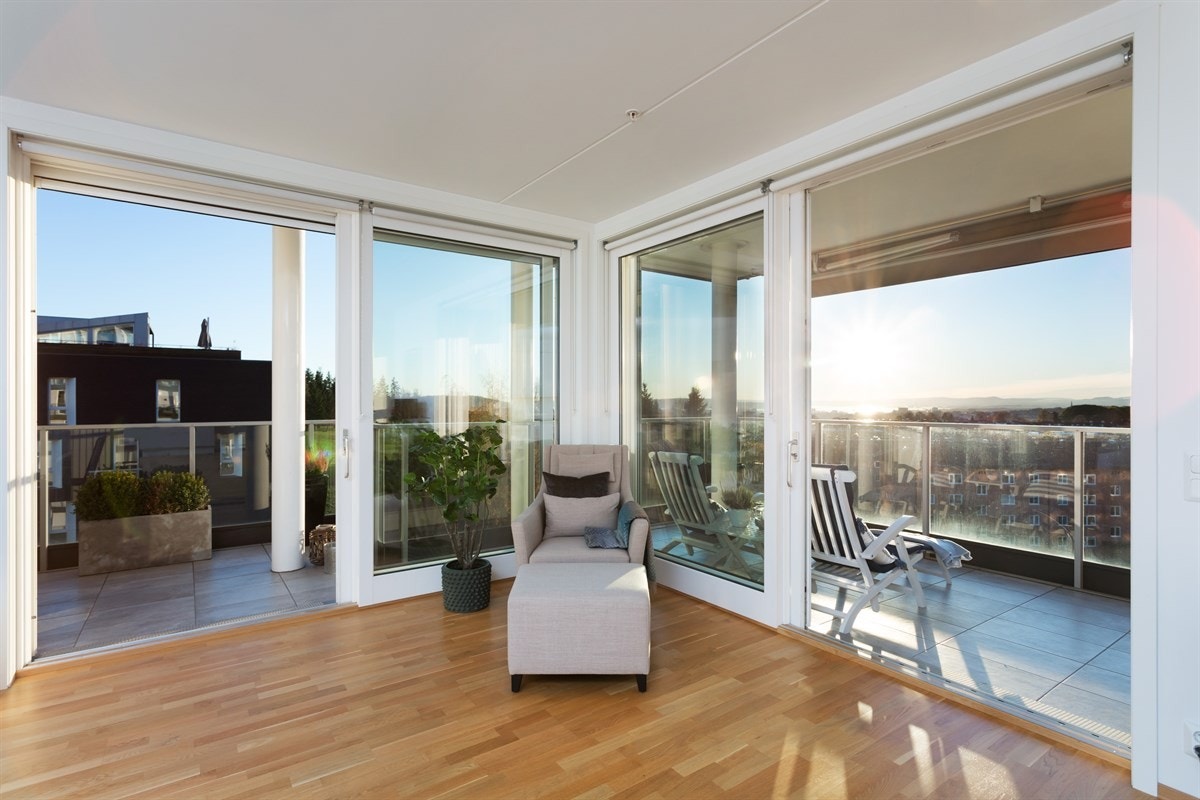 To heve-/skyvedører leder ut til den fantastiske balkongen med nydelig utsikt over byen og videre mot Oslofjorden Galleribilde