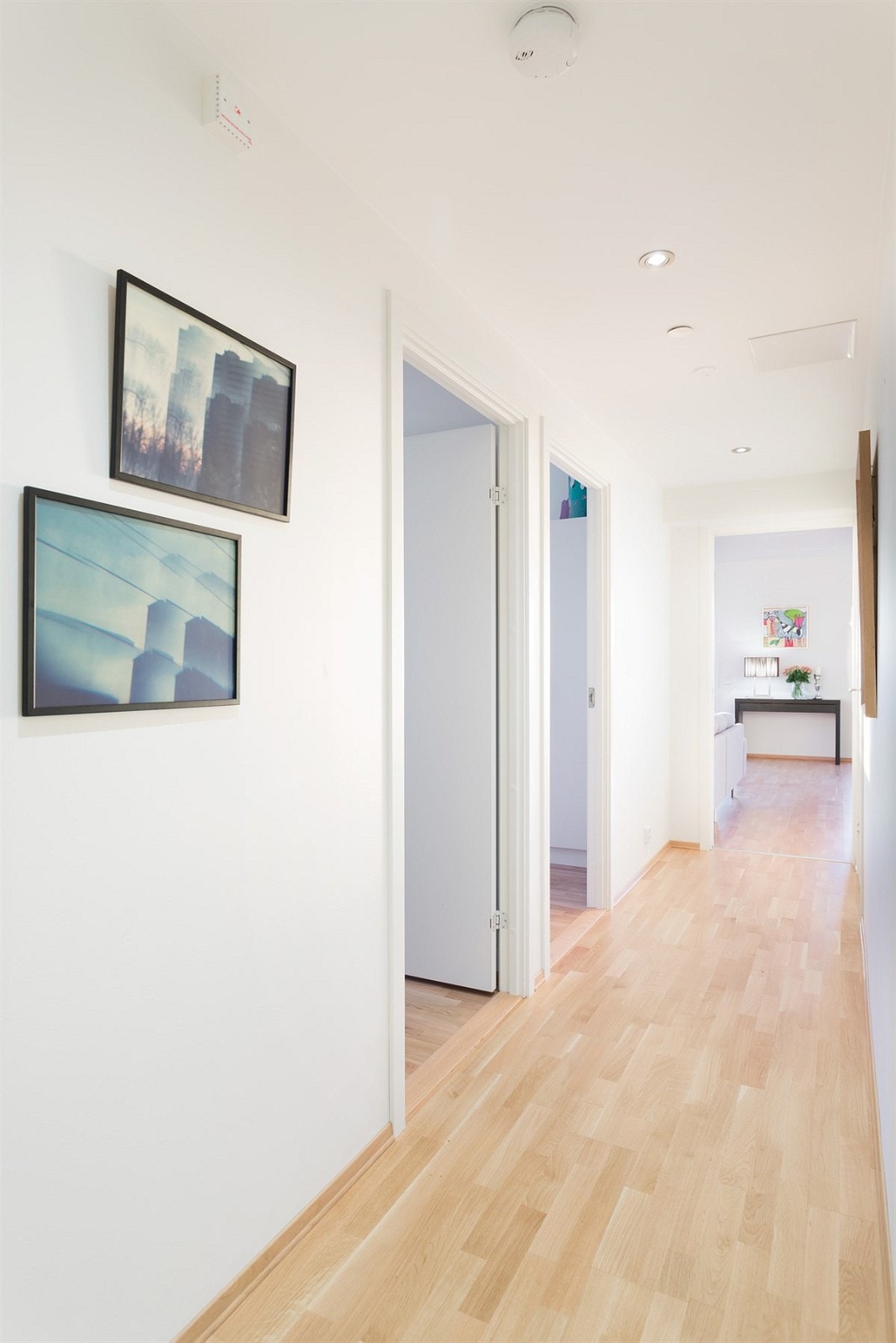 Rommet er holdt i lyse og nøytrale farger, noe som harmonerer med de øvrige rom i boligen. Galleribilde