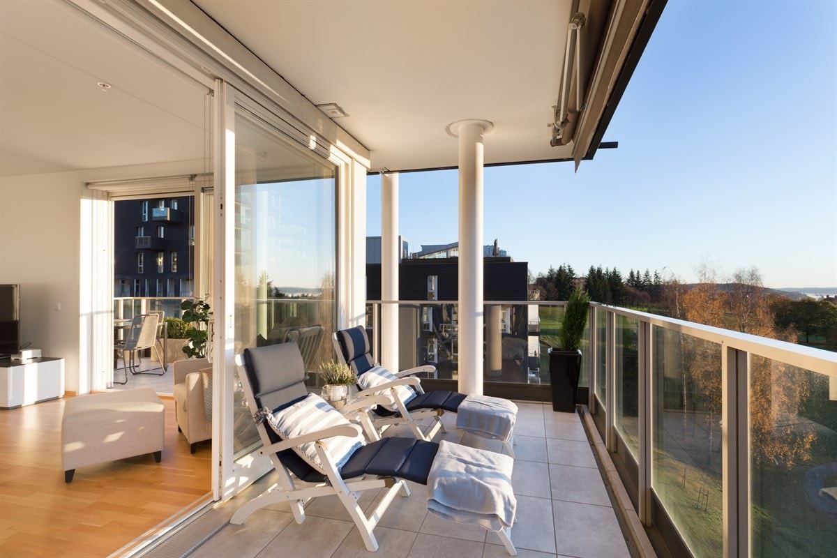 Det er god plass til utemøbler og grill, og to elektrisk styrte markiser skjermer for vær og vind. Galleribilde