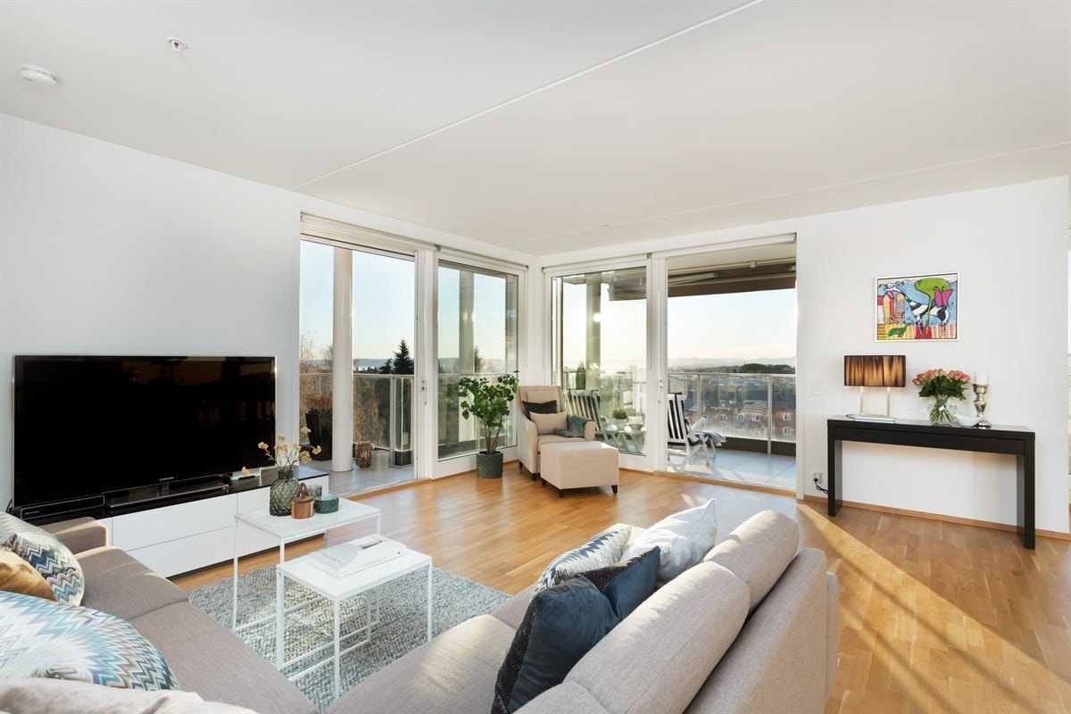 Stuen og kjøkkenet er smakfullt innredet med lyse veggflater og parkett på gulv med varme. Galleribilde