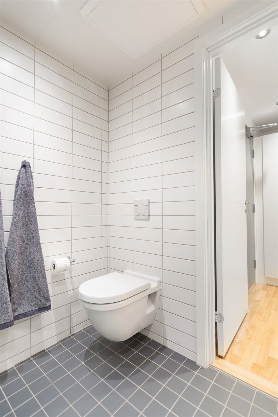 Baderommet er utstyrt med et vegghengt toalett Galleribilde