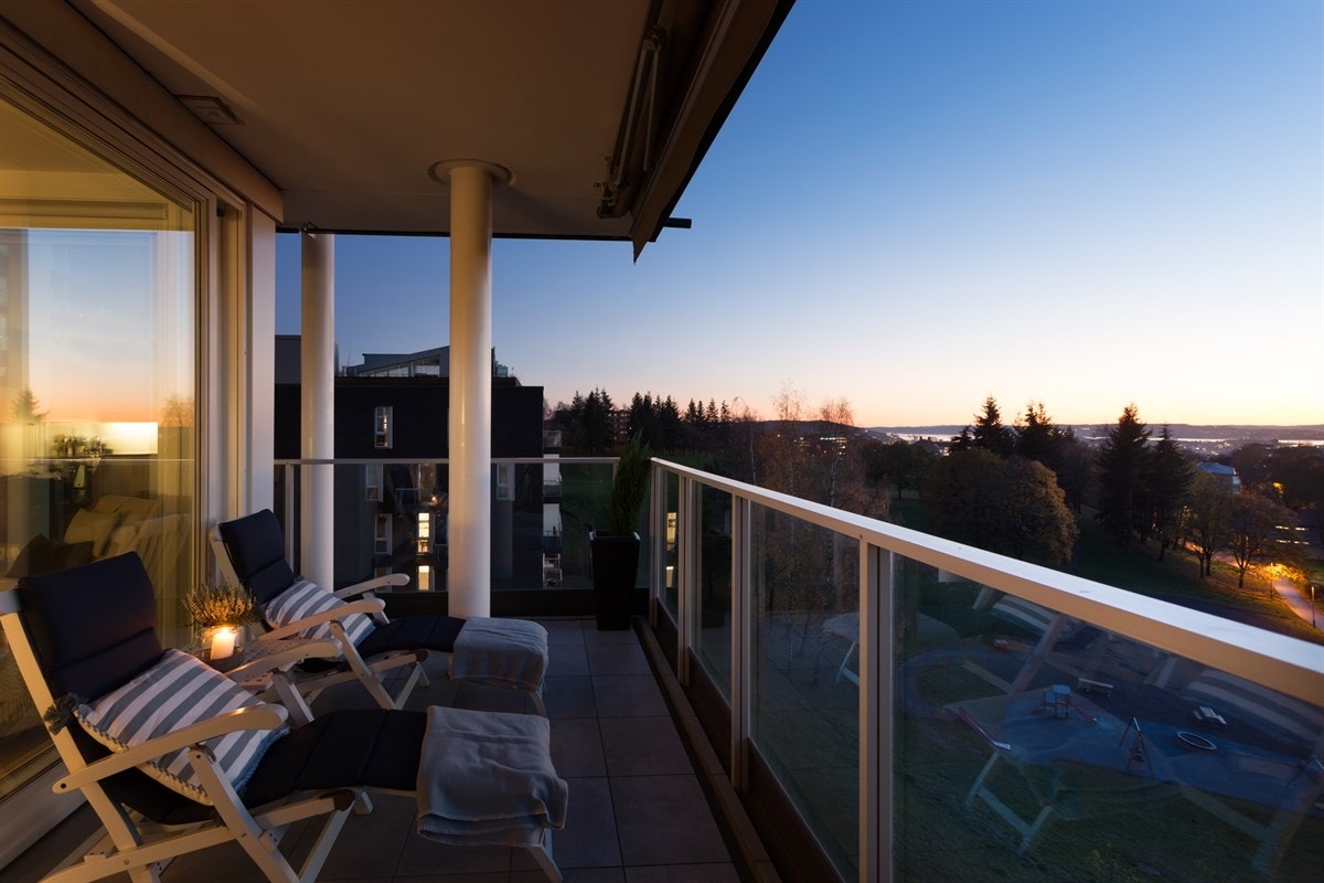 Leiligheten har to fine balkonger med glassrekkverk. Galleribilde