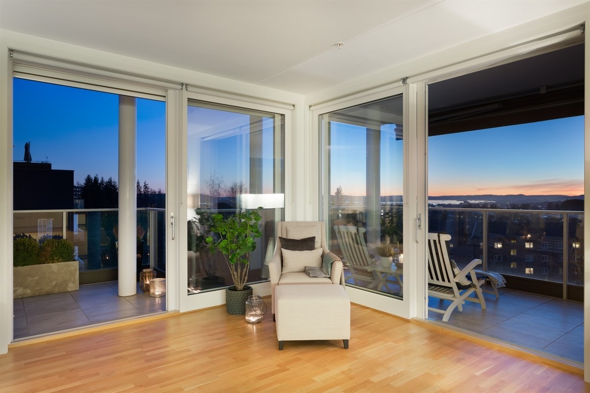 Fra stuen er det utgang til en stor balkong på ca. 21,5 kvm som strekker seg rundt to sider av leiligheten Galleribilde