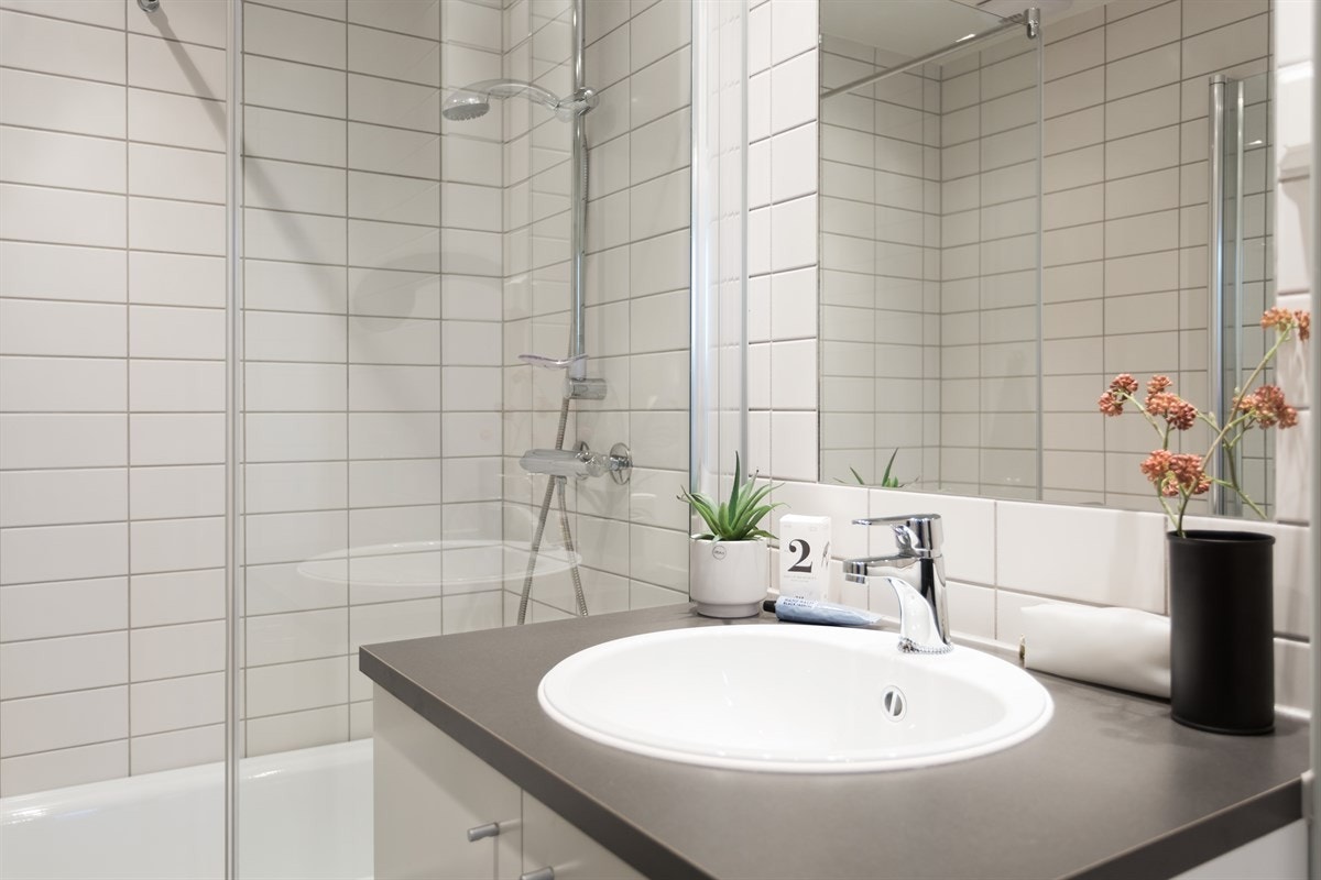 Innredningen består av en stilren skapseksjon med servant og speil Galleribilde