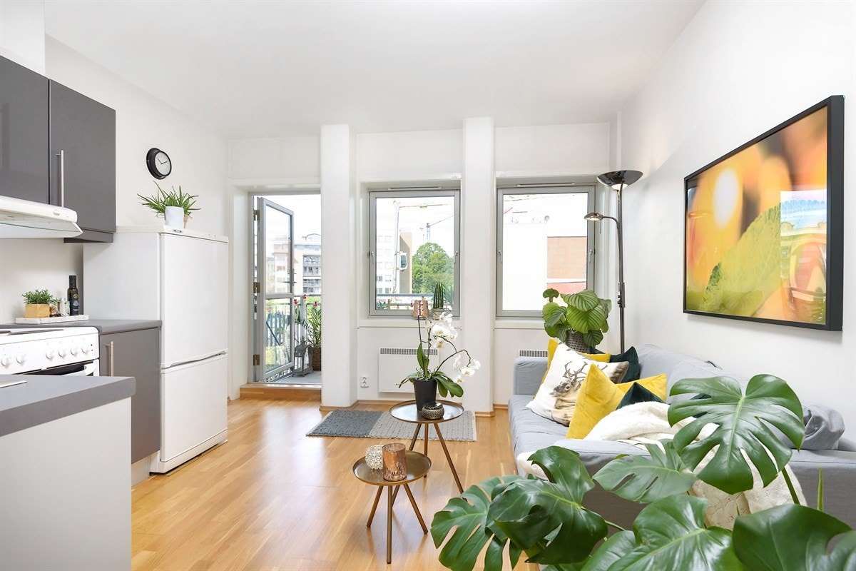 Stue med kjøkkenløsning og utgang til stor balkong Galleribilde