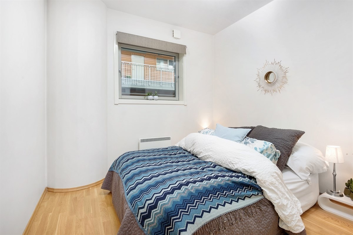 Soverom med god plass til dobbeltseng Galleribilde