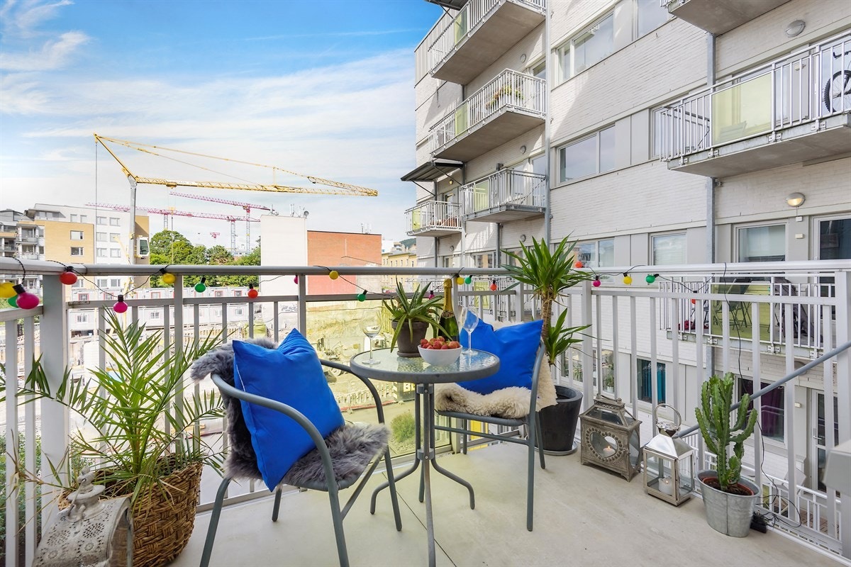 Romslig balkong som vender mot bakgårdsareal Galleribilde