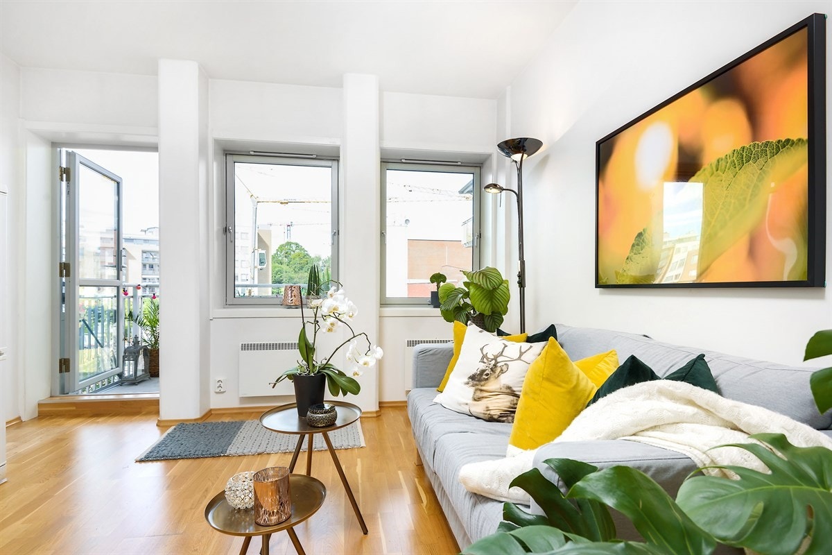 Stue med åpen kjøkkenløsning og utgang til balkong Galleribilde