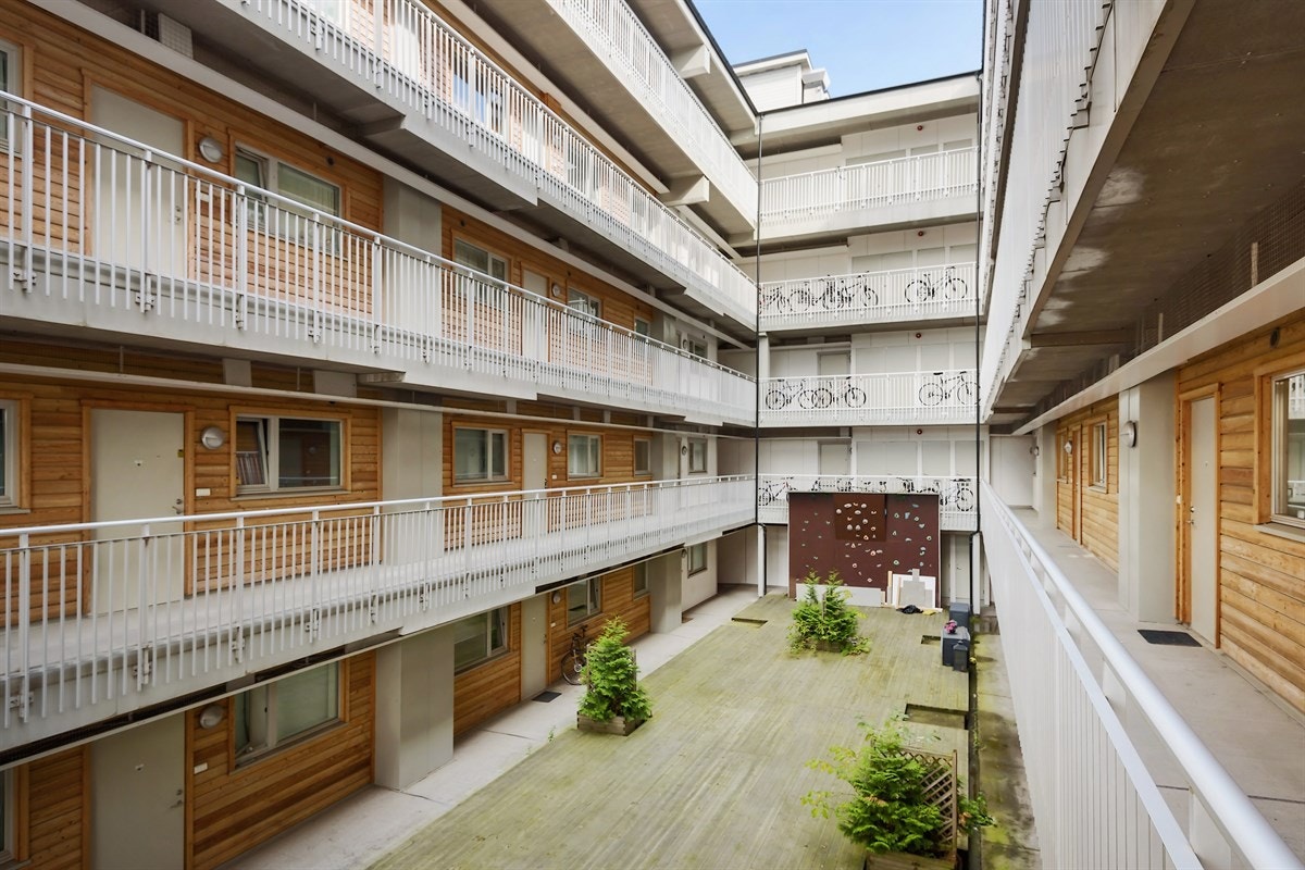 Uteområde med klatrevegg Galleribilde