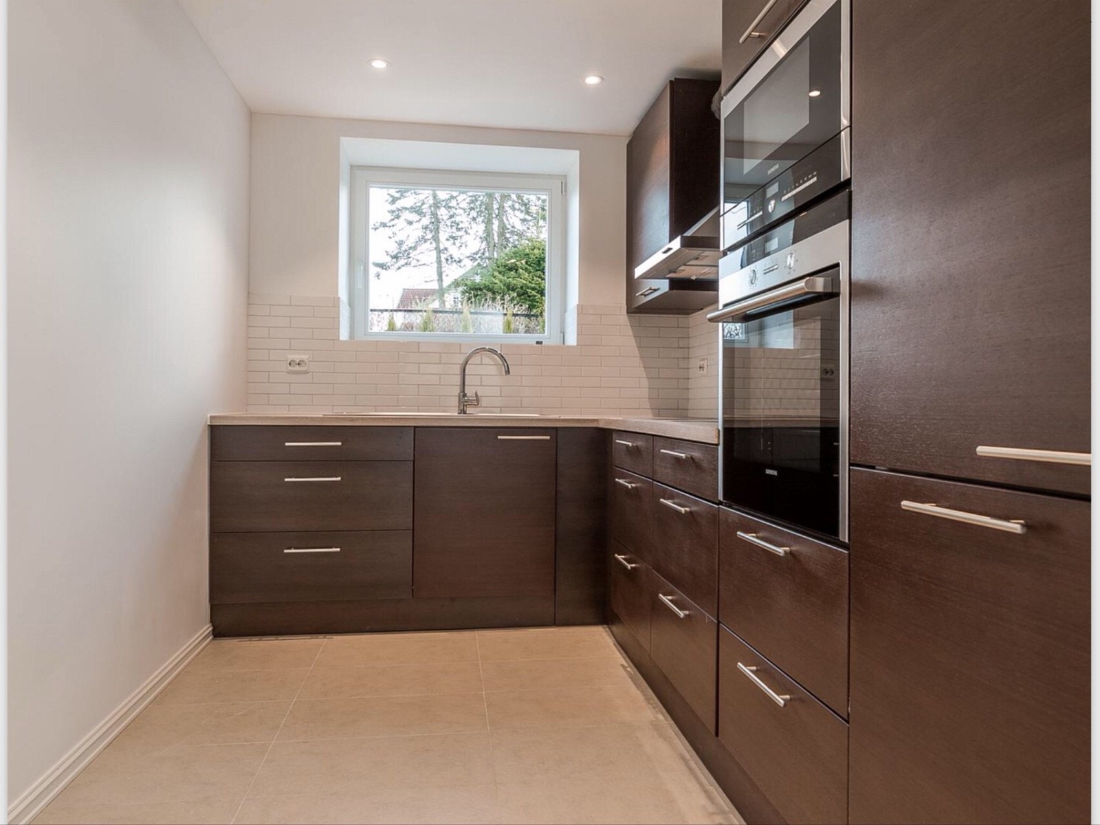 Kjøkken med oppvaskmaskin, micro, ovn, kjøl og frys. Galleribilde