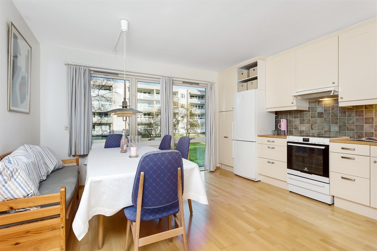 Stort, praktisk kjøkken med spiseplass. Galleribilde