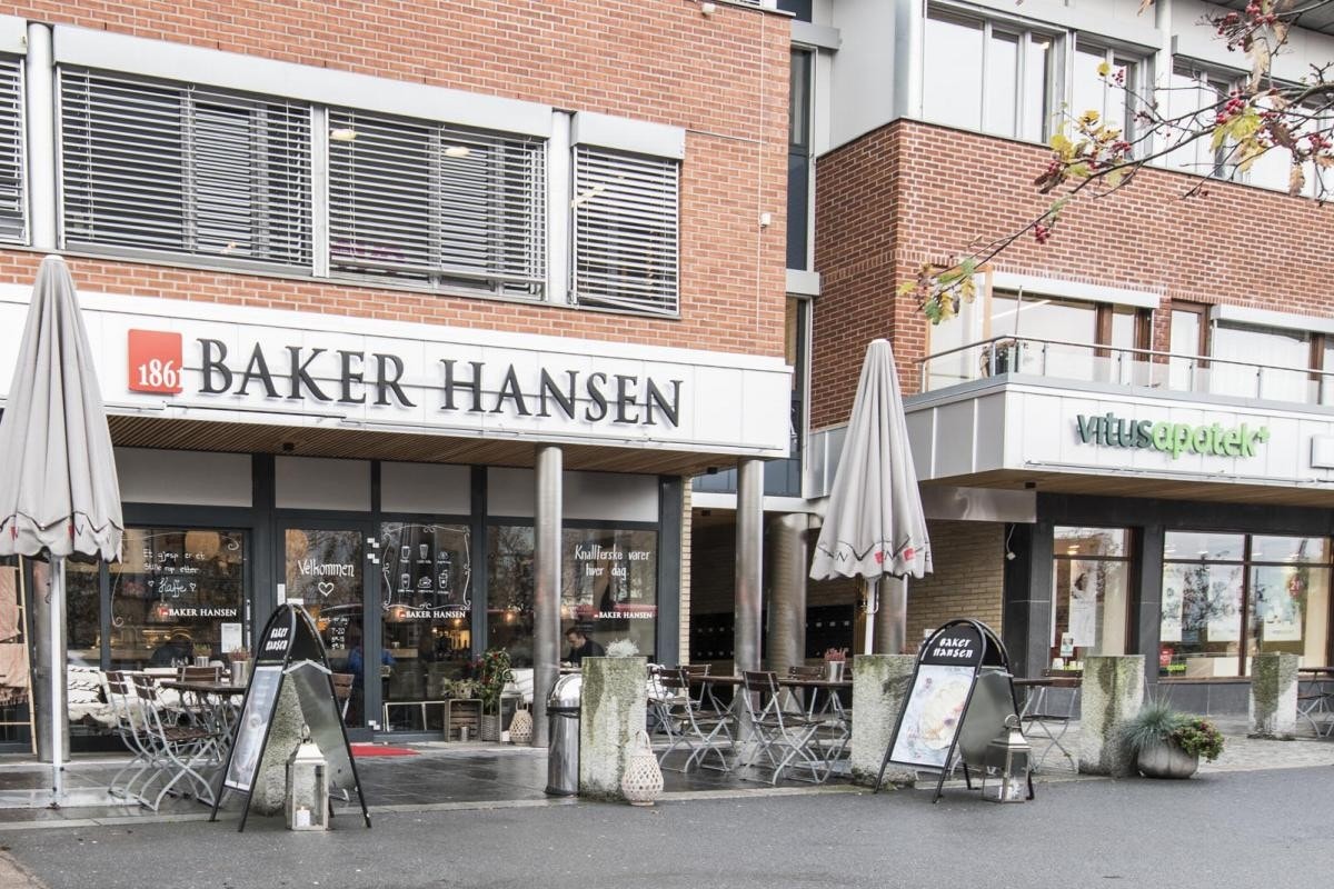 Kort avstand til Røa senter med blant annet apotek, vinmonopol, post, matvarebutikk, frisør, blomsterforretning, m.m. I tillegg flere cafeér, bakerier og sushirestaurant. Galleribilde