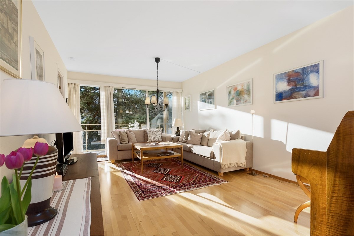 Stuen har god møblerinngsplass til både sofahjørne med tilhørende møblement. Store vindusflater sørger for rikelig med naturlig belysning. Galleribilde