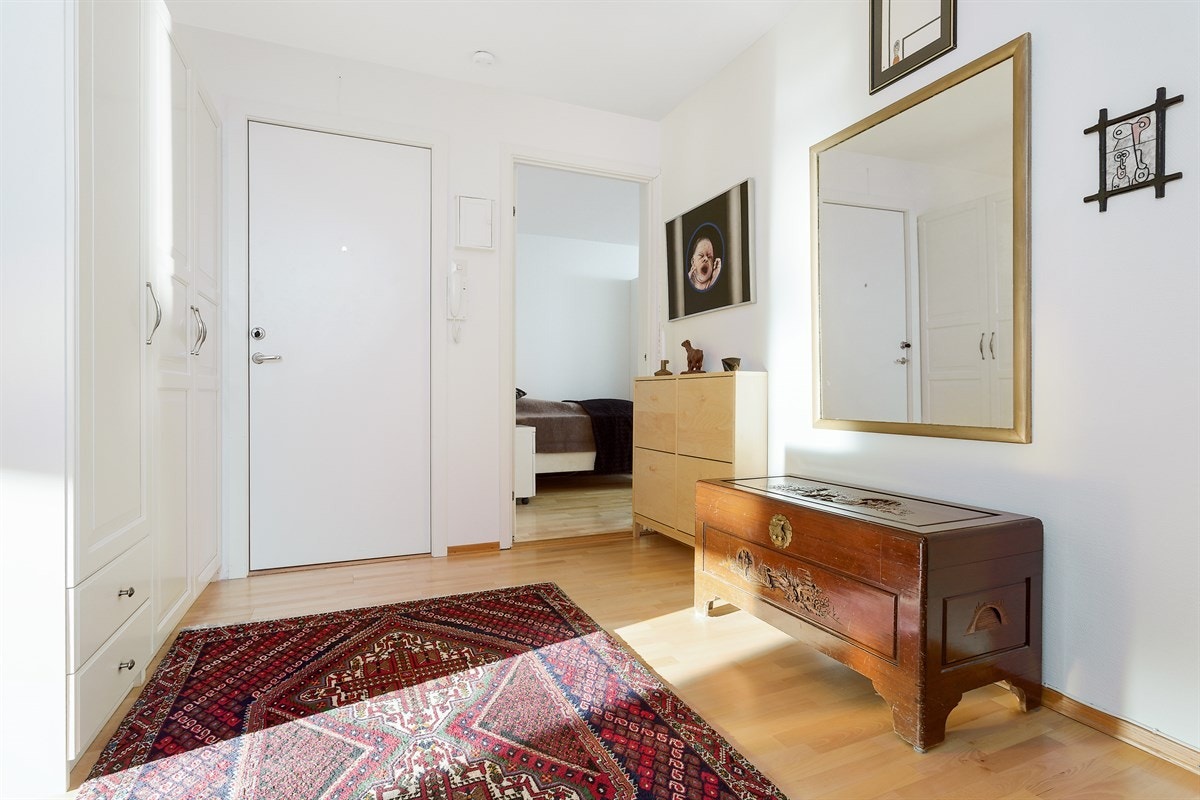 Entré med god plass til å sette fra seg sko og henge av yttertøy. Galleribilde