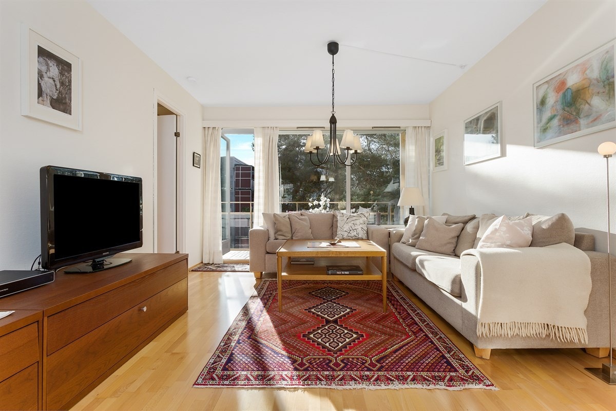 Store vindusflater sørger for rikelig med naturlig belysning. Fra stuen er det utgang til balkong på ca. 9 kvm Galleribilde