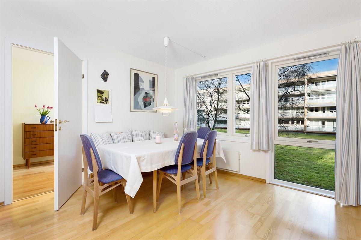 Kjøkken med store vindusflater som sørger for rikelig med naturlig lys og hyggelig utsyn Galleribilde