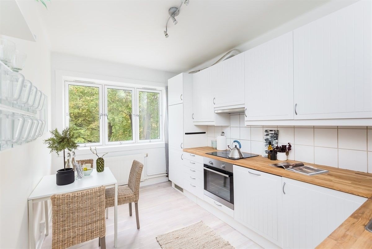 Kjøkkeninnredning fra 2007 - oppgradert i 2017. Nyere hvitevarer Galleribilde