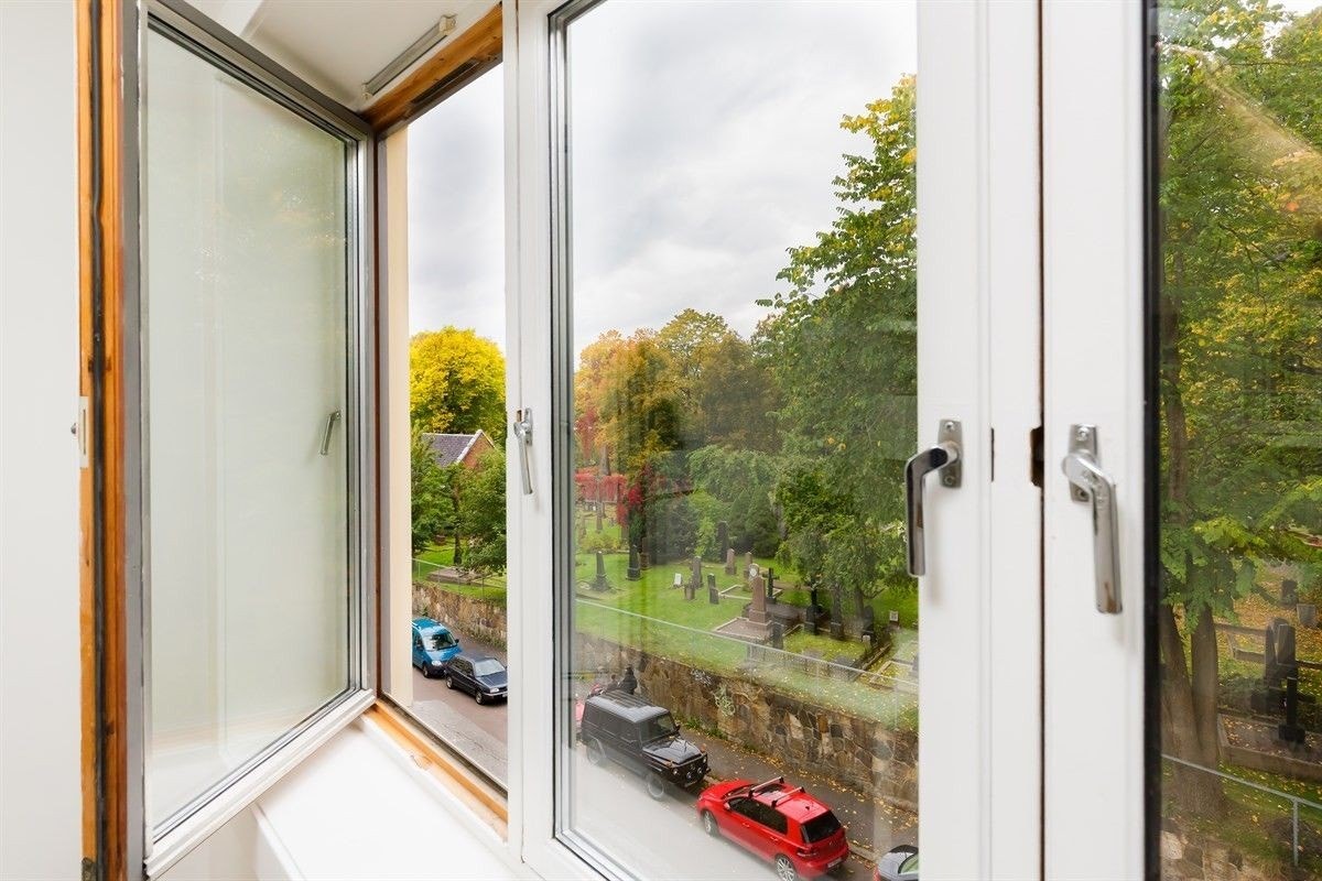 Flott og grønt utsyn fra kjøkkenet Galleribilde