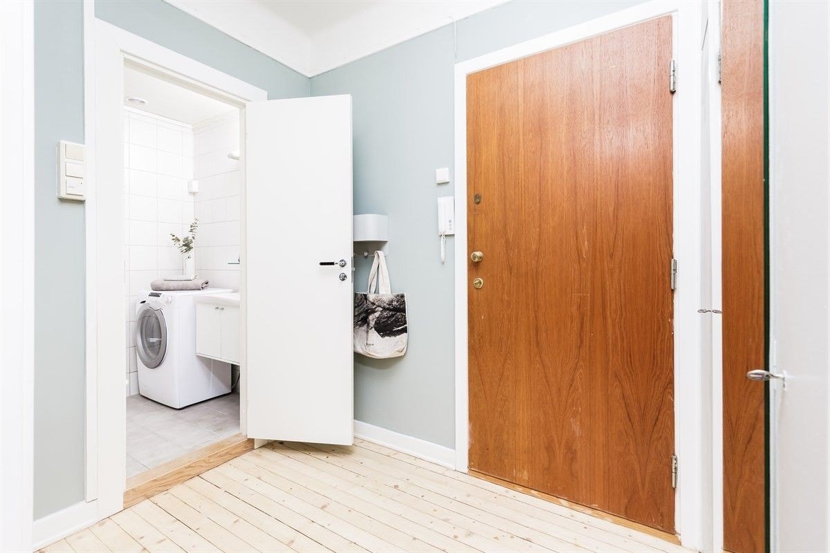 Nyere dørcalling med åpner i entré Galleribilde