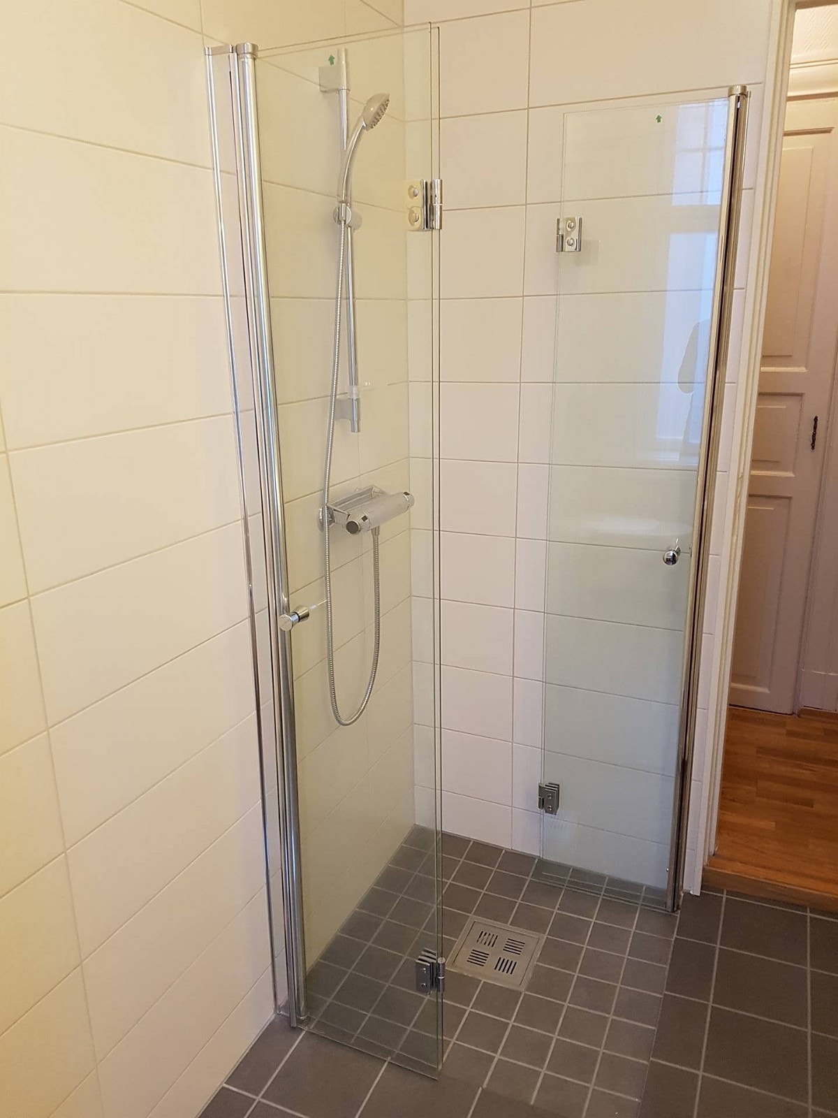 Dusj, med dører som kan lukkes inn Galleribilde