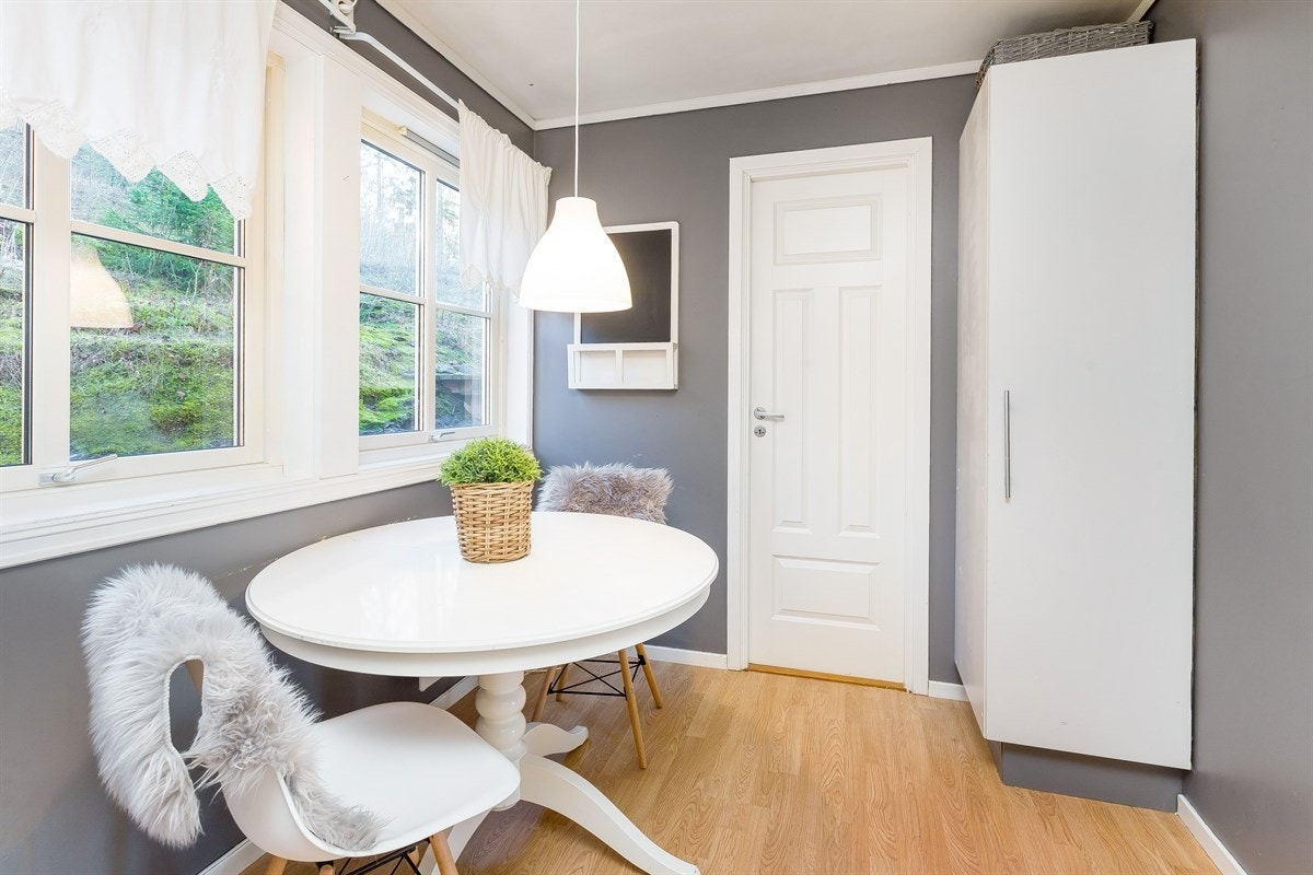 Fin usjenert spisesplass ved vindu - Bod i bakkant av kjøkkenet Galleribilde