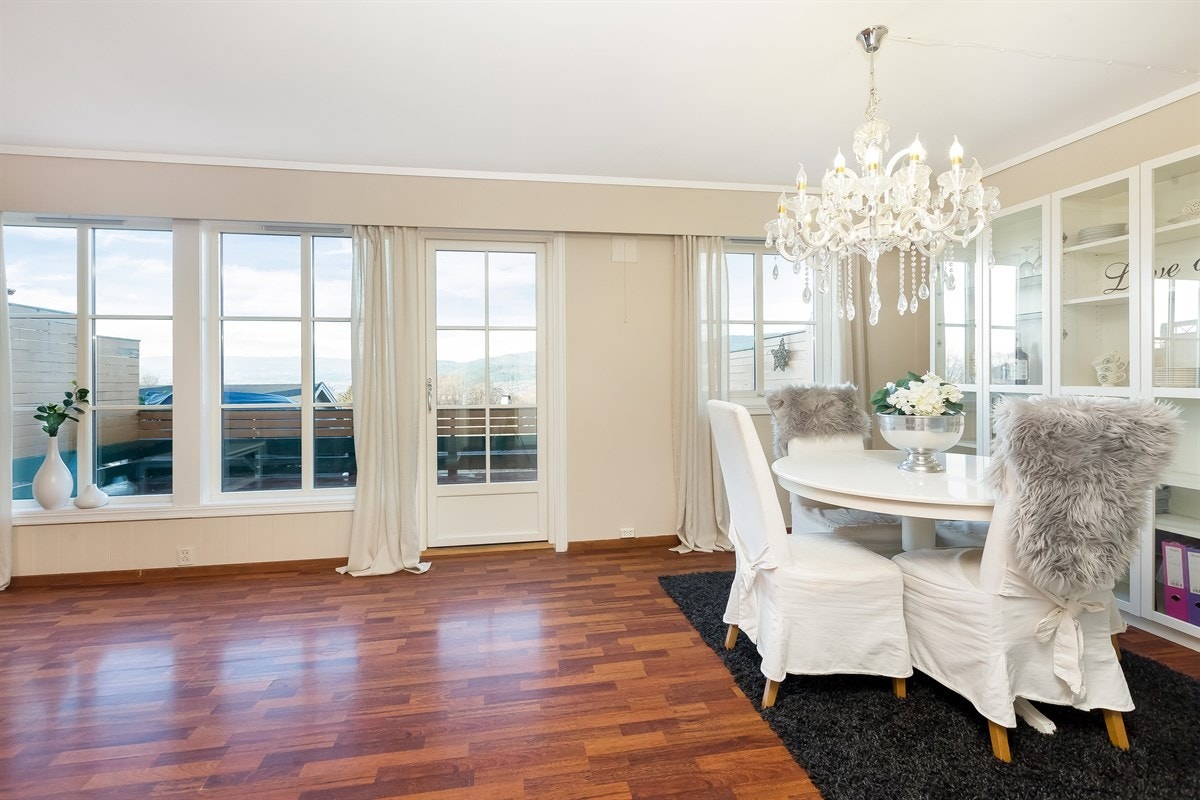 Store vindusglass slipper inn masse naturlig lys Galleribilde