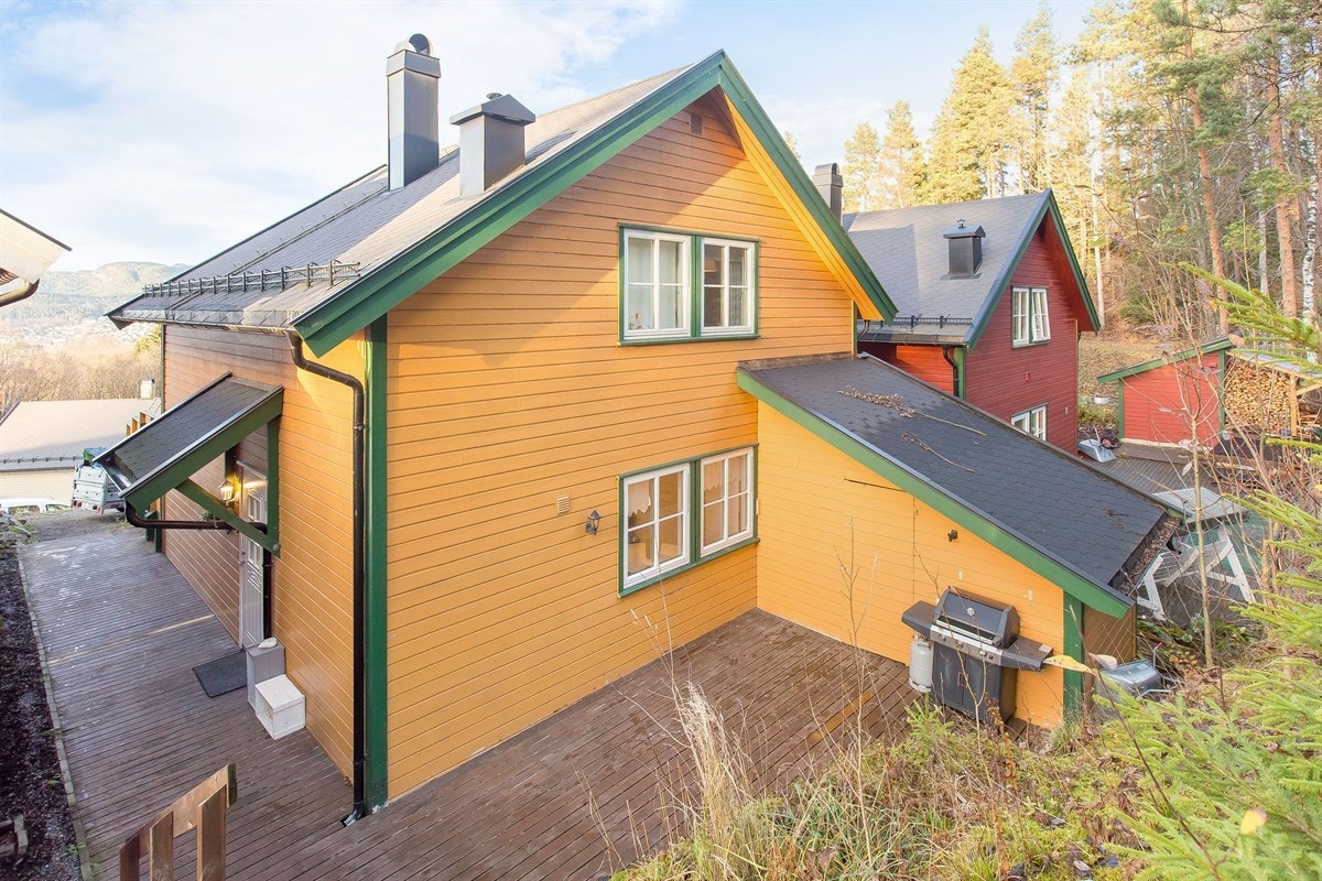 Terrasseplattingen går rundt 3 sider av huset. Usjenert naturtomt på baksiden av huset Galleribilde
