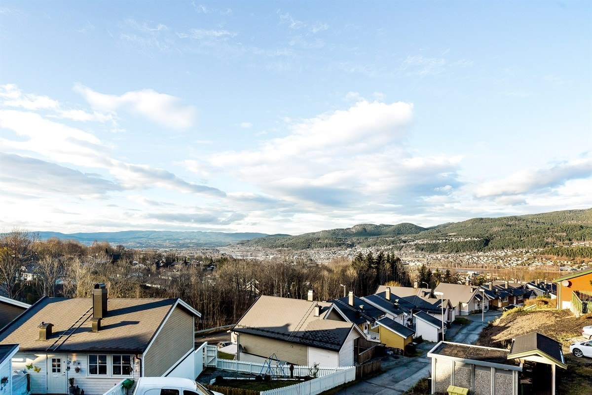 Flott utsikt og god solforhold fra terrassen på fremsiden av boligen Galleribilde
