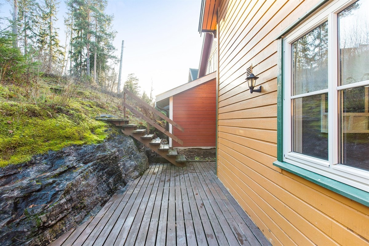 Usjenert plass utenfor kjøkkenvinduet Galleribilde